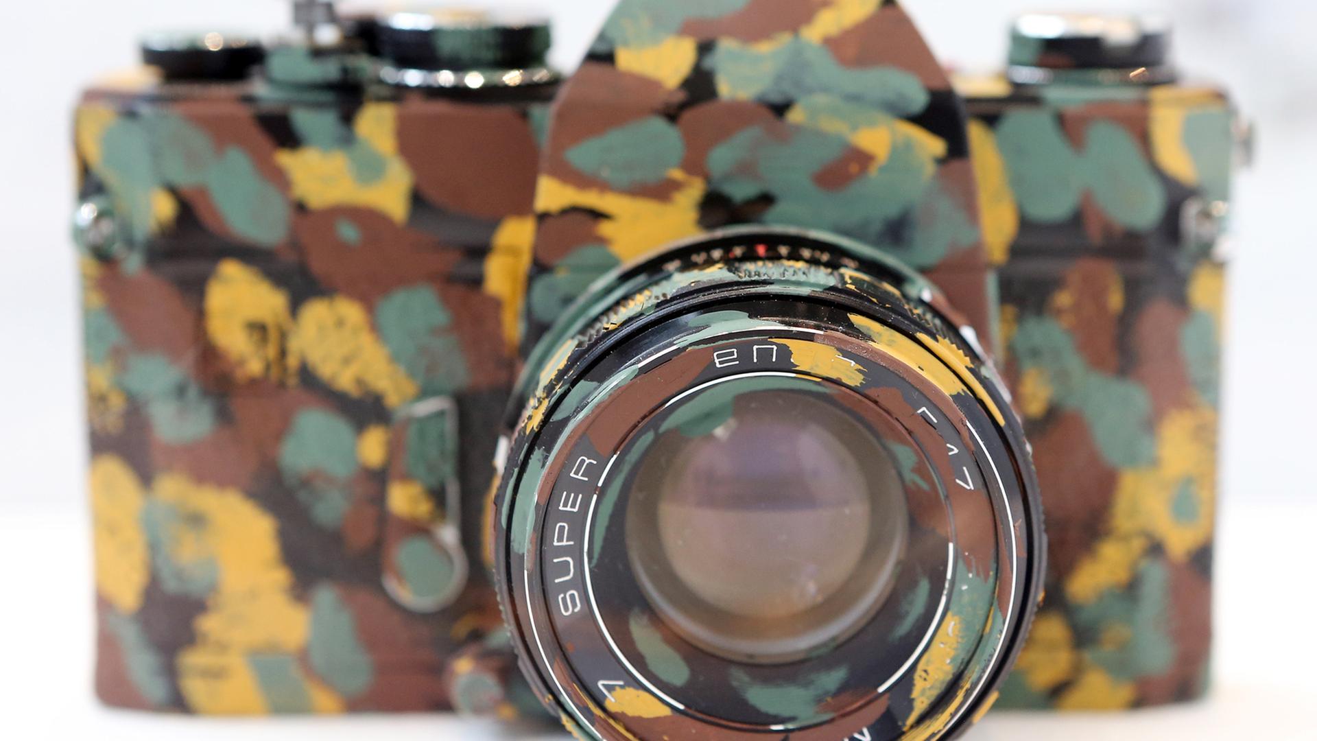 Eine Kamera in Camouflage - Kunst von Hans Peter Feldmann