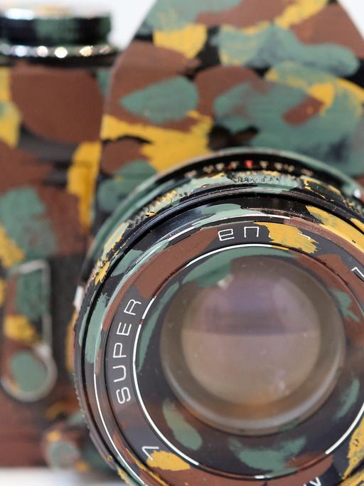 Eine Kamera in Camouflage - Kunst von Hans Peter Feldmann
