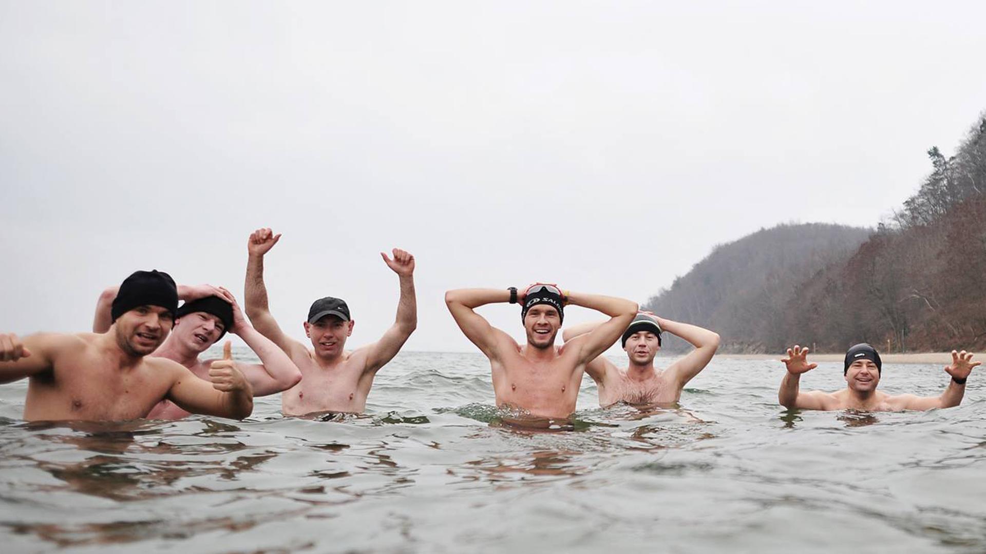 Sechs Männer baden bei Minus acht Grad.