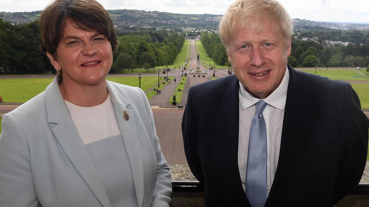 Die Konservativen Arlene Foster (DUP) und Boris Johnson in Belfast, Nordirland, am 2. Juli 2019. Johnson hat für seine Kandidatur um den konservativen Parteivorsitz in Großbritannien und um das Amt des Premierministers geworben.