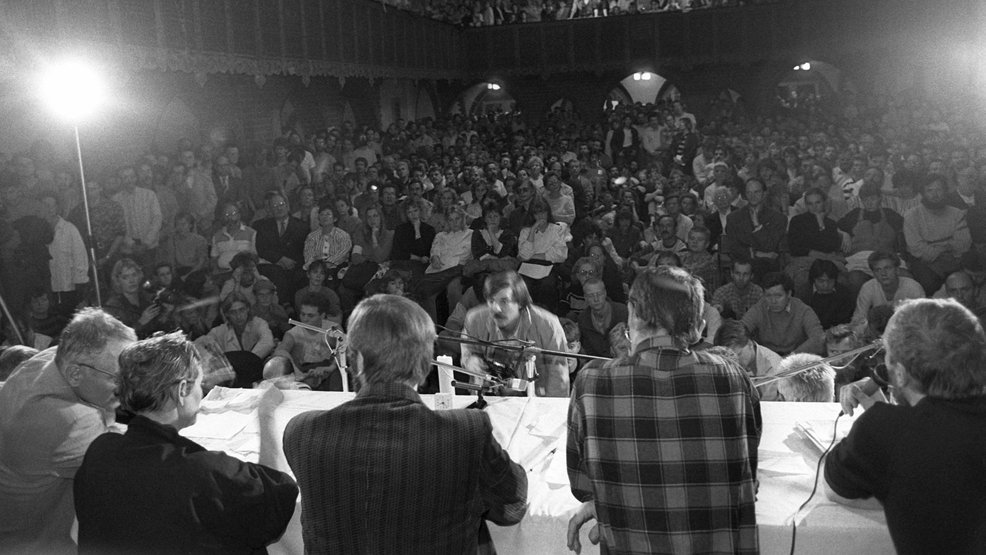 Diskussionsveranstaltung mit Gründern der DDR-Oppositionsgruppe "Neues Forum", hier am 26. Oktober 1989 in Berlin.