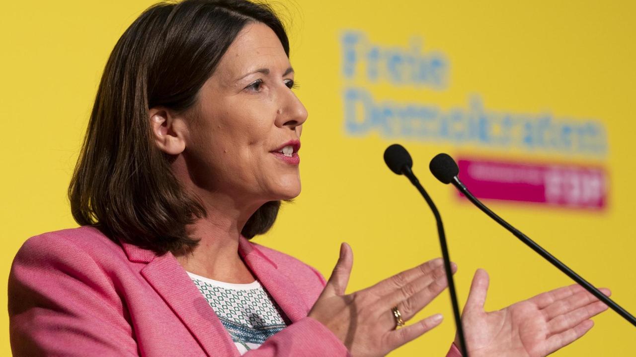 Daniela Schmitt, stellvertretende FDP-Landesvorsitzende und Spitzenkandidatin für die kommende Landtagswahl, spricht beim Landesparteitag der rheinland-pfälzischen FDP. Die Freien Demokraten beschlossen hier ihr Programm für die bevorstehende Landtagswahl im März.