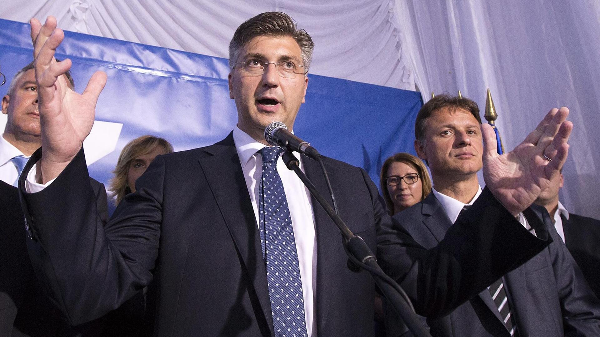 Andrej Plenkovic, der Parteichef der kroatischen Partei HDZ, gestikuliert. Andrej Plenkovic, der Parteichef der kroatischen Partei HDZ, gestikuliert.