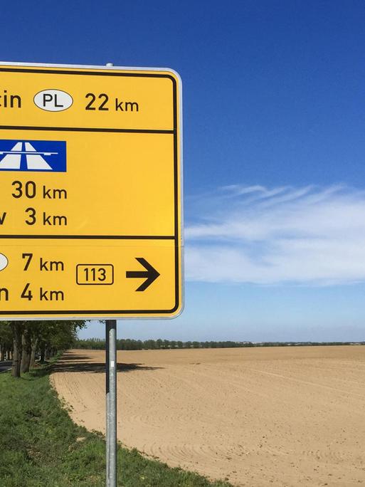 Wegweiser in Brandenburg: 22 km bis Stettin in Polen, 3 km bis Tantow ud 30 km nach Linken über die Autobahn A11. Nach Gryfino in Polen.