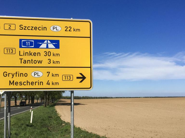 Wegweiser in Brandenburg: 22 km bis Stettin in Polen, 3 km bis Tantow ud 30 km nach Linken über die Autobahn A11. Nach Gryfino in Polen.