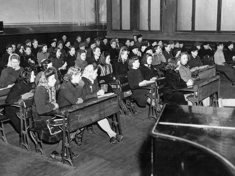 Schulalltag nach dem Zweiten Weltkrieg: Unterricht im ungeheizten Klassenraum
