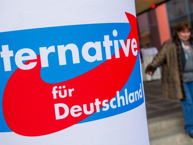 Ein Plakat der Alternative für Deutschland auf einer Litfasssäule