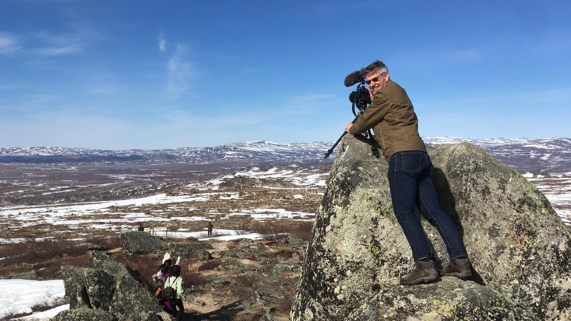 Der Filmemacher Rick Minnich auf einem Felsen
