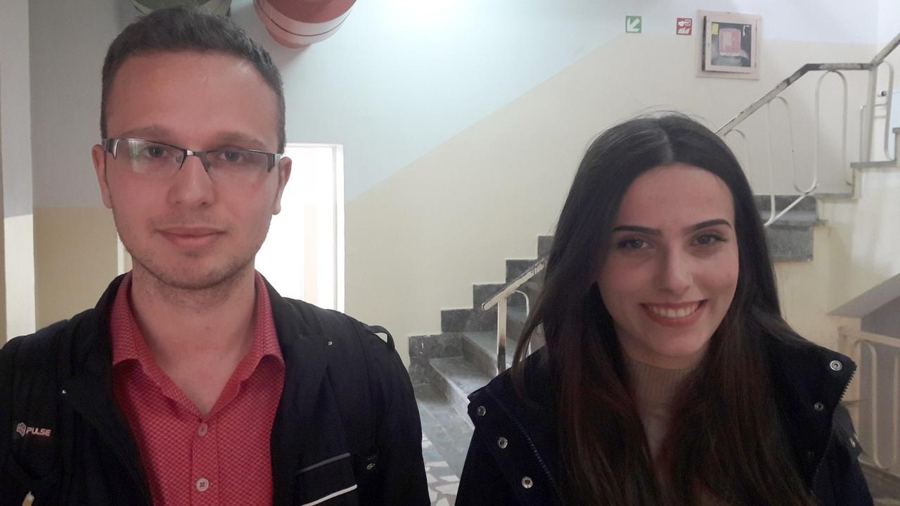 Ametid (l) und Diana (r) studieren in Pristina Chemie