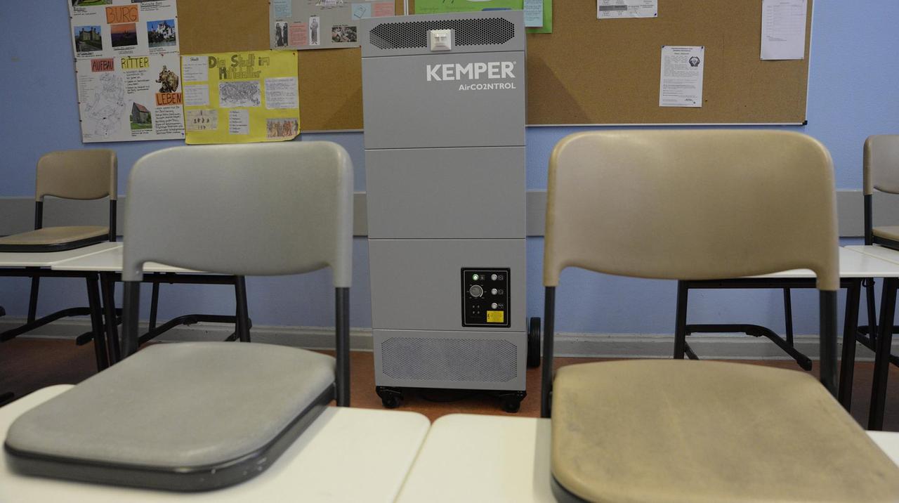 Ein Luftfilter steht in einem Klassenraum.