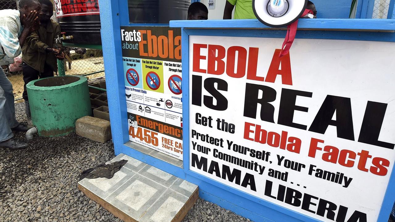 Ein Schild in Liberia warnt vor Ebola. In dem westafrikanischen Land sind bislang mehr als 2.500 Menschen an dem Virus gestorben.