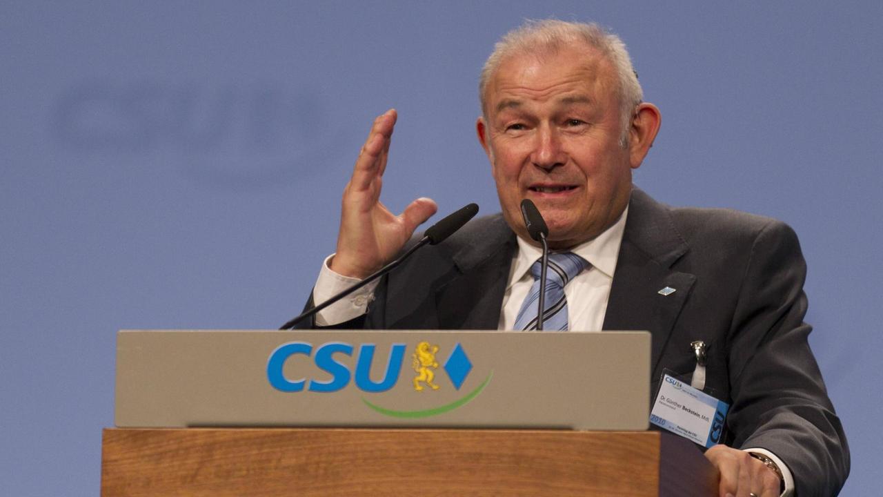 Günter Beckstein, früherer bayerischer Ministerpräsident, steht an einem Pult und hält eine Rede.