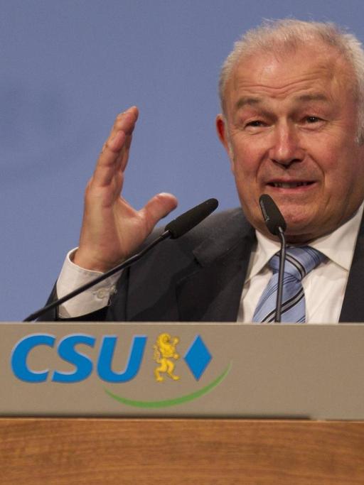 Günther Beckstein, früherer bayerischer Ministerpräsident, steht an einem Pult und hält eine Rede.