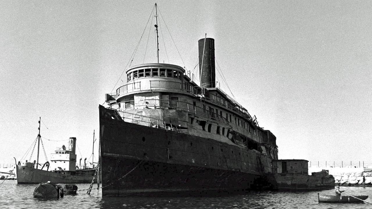 Das legendäre Schiff Exodus im Hafen von Haifa, aufgenommen im Januar 1952