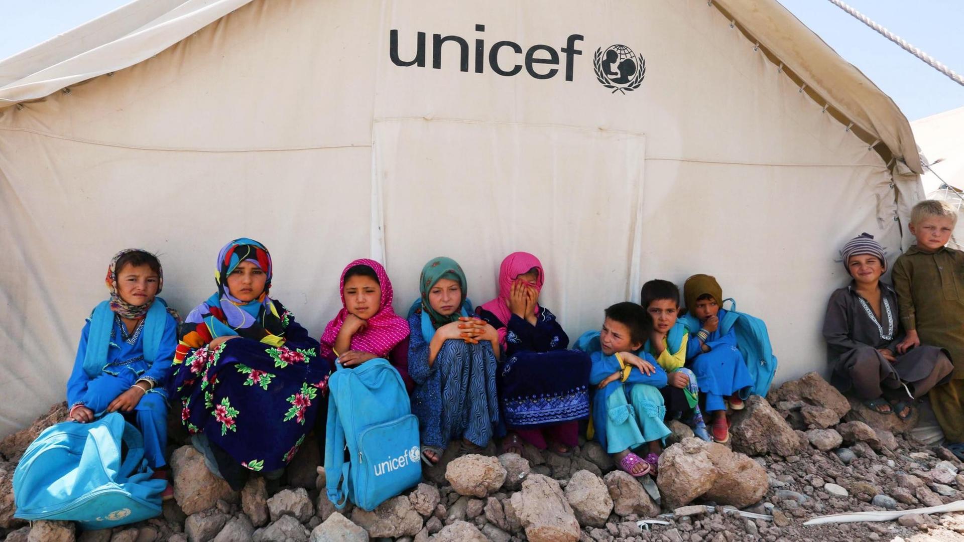 Das Foto zeigt Kinder in Afghanistan vor einer Schule von der UNICEF.