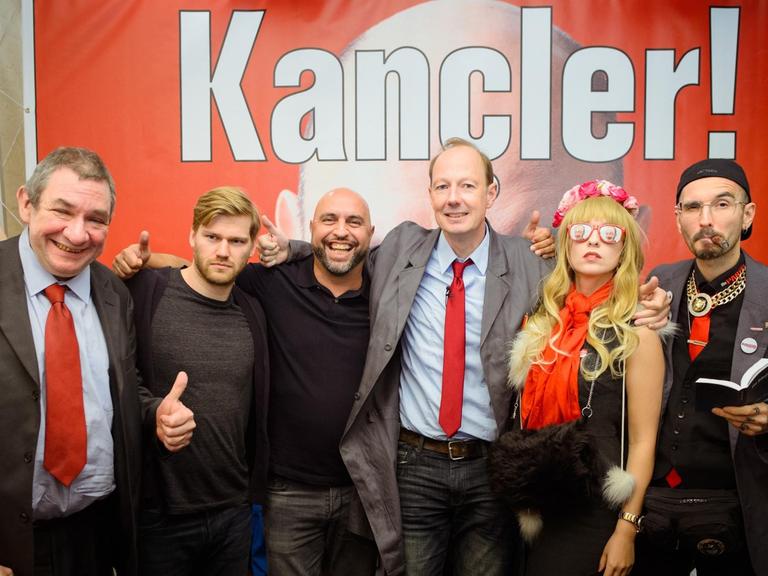 Das Schattenkabinett der Partei "DIE PARTEI" wird in Berlin vorgestellt und hat sich nebeneinander aufgestellt.