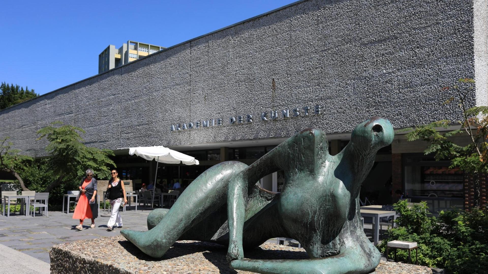 Außenansicht der Akademie der Künste am Hanseatenweg in Berlin-Tiergarten. Außenansicht der Akademie der Künste am Hanseatenweg in Berlin-Tiergarten.