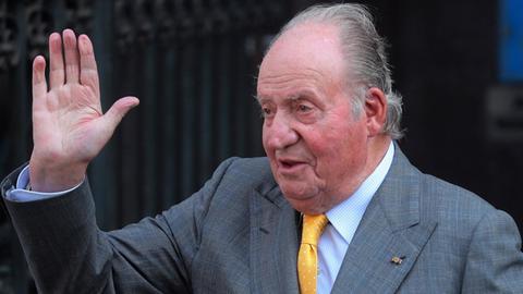 Juan Carlos I. winkt den Anwesenden zu.