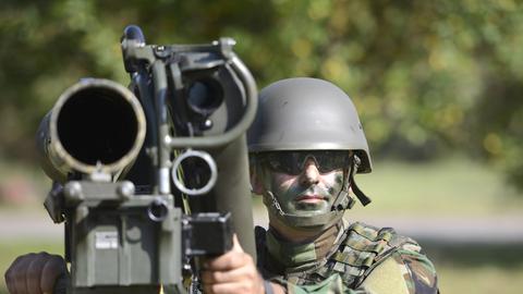 Szene aus der Ausbildung kurdischer Soldaten an einer deutschen Panzerabwehrwaffe in Hammelburg