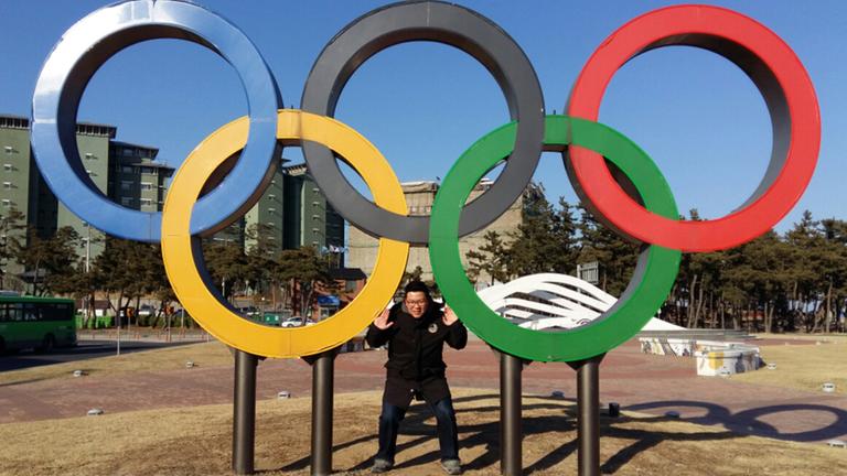 Martin Hyun vor den Olympischen Ringen in Südkorea.