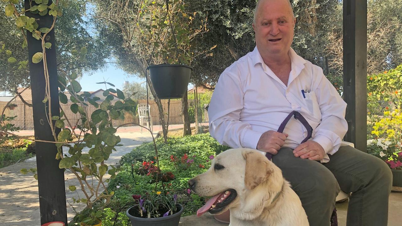 Der israelische Hundetrainer Uri Bakermann und sein Labrador Timi. Timi soll erschnüffeln können, ob jemand Krebs hat.