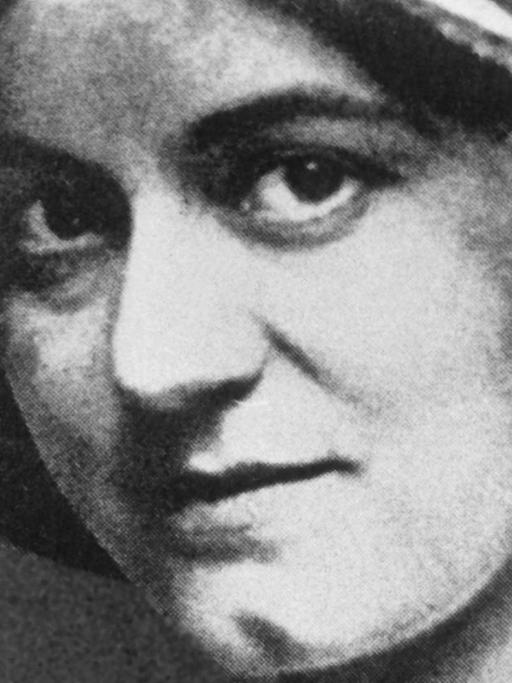 Schwarz-weiß Aufnahme der katholischen Philosophin Edith Stein.