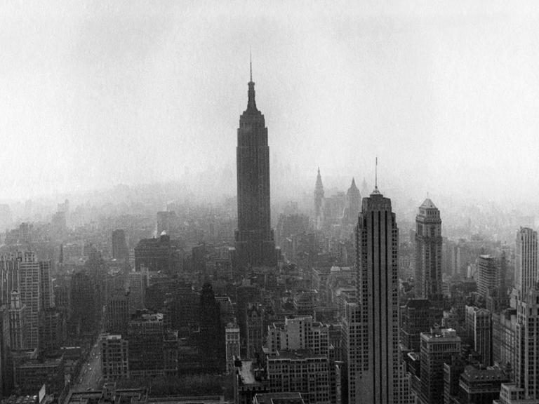 Blick über Manhattan mit dem Empire State Building, aufgenommen ca. 1950