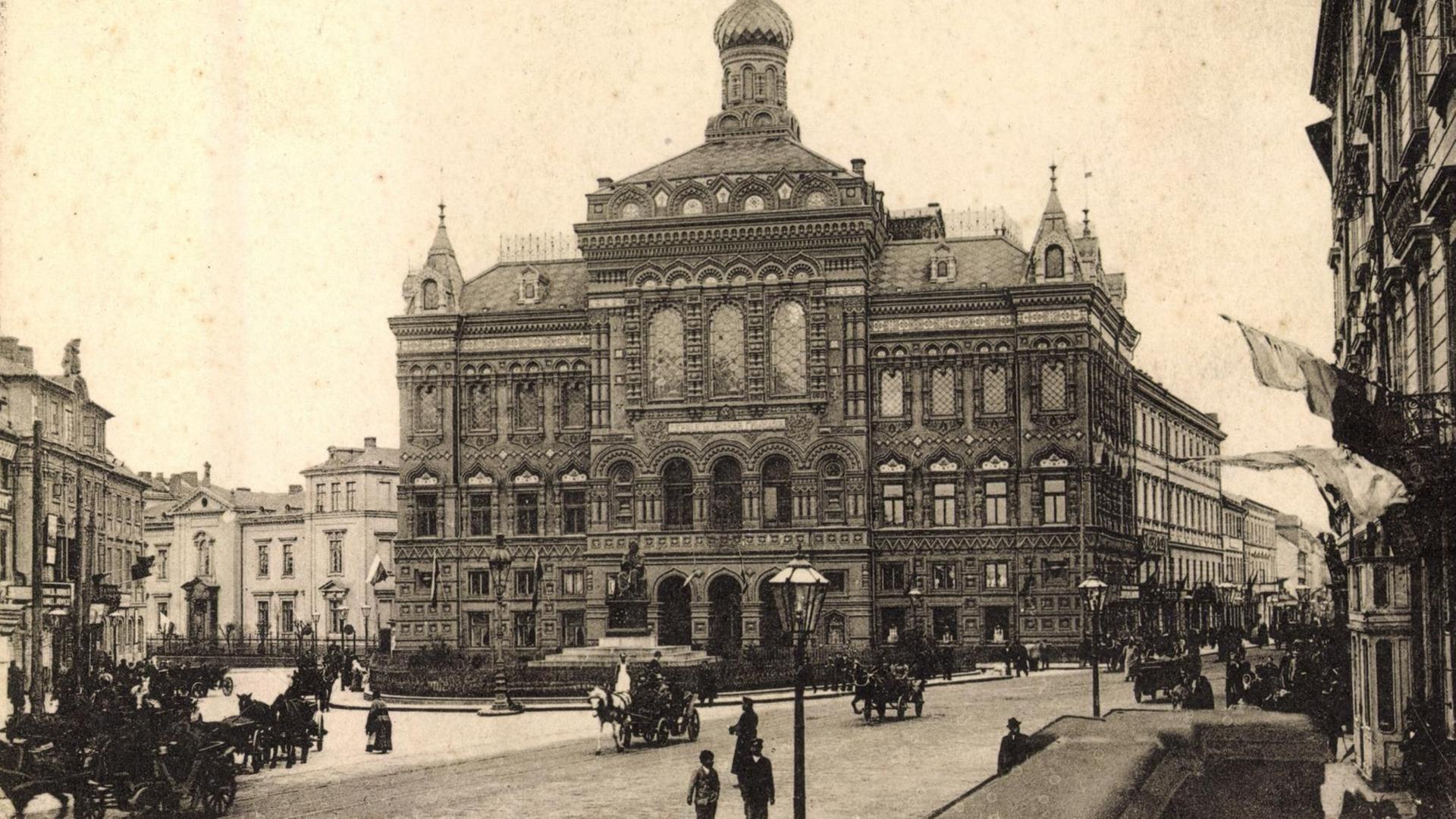 Eine historische schwarz/weiss Fotografie des Gymnasiums in Warschau, Polen.