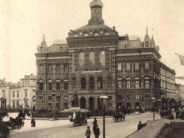 Eine historische schwarz/weiss Fotografie des Gymnasiums in Warschau, Polen.