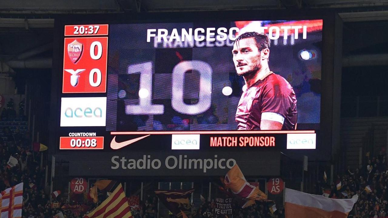 Fans des AS Rom feiern ihren Spieler Francesco Totti Fans des AS Rom feiern ihren Spieler Francesco Totti