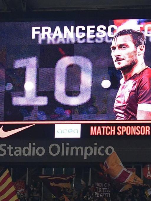 Fans des AS Rom feiern ihren Spieler Francesco Totti