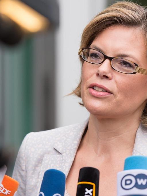 CDU-Politikerin Julia Klöckner spricht vor Mikrofonen