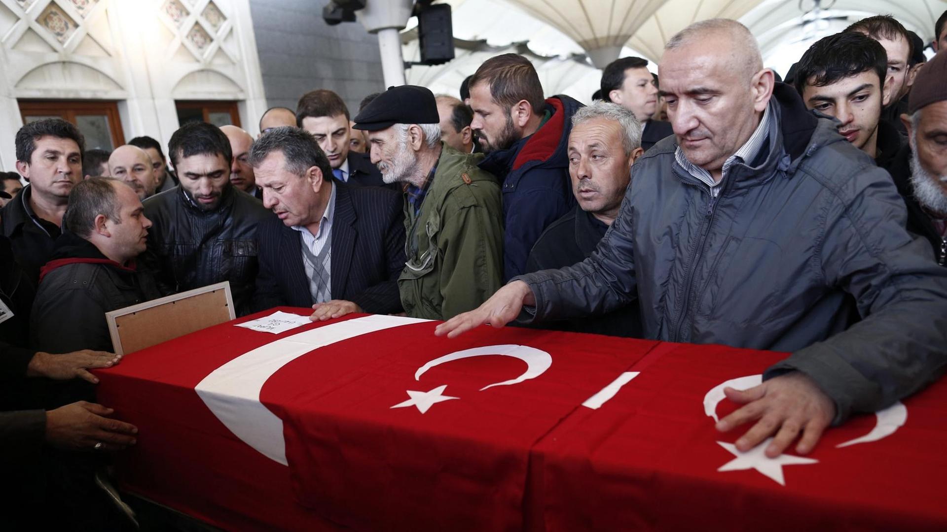 Angehörige trauern um ein Opfer des Terroranschlags in Ankara.