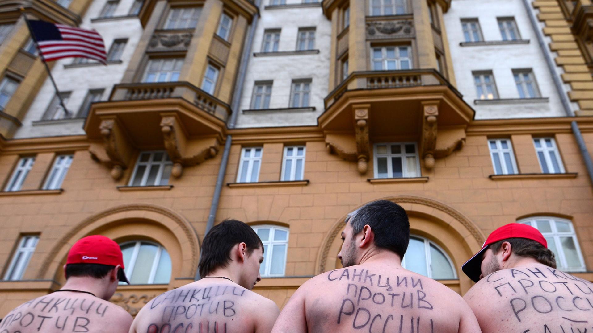 Protestierende bei einer Kundgebung vor der US-amerikanischen Botschaft in Moskau: "Sanktionen gegen Russland - Sanktionen gegen mich" Protestierende bei einer Kundgebung vor der US-amerikanischen Botschaft in Moskau: "Sanktionen gegen Russland - Sanktionen gegen mich"