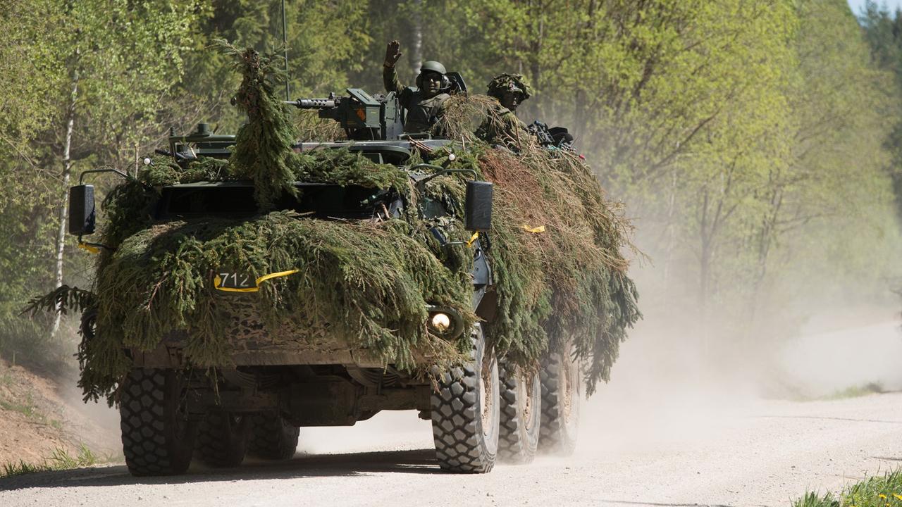 Estnische Soldaten in einem Panzerfahrzeug bei einer NATO-Übung nahe der russischen Grenze.