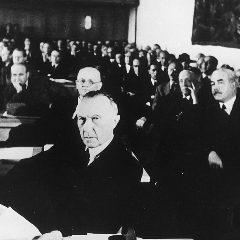 Parlamentarischer Rat 1948 bei der Konstituierenden Sitzung mit Konrad Adenauer. Rechts die Ministerpräsidenten der drei Westzonen.