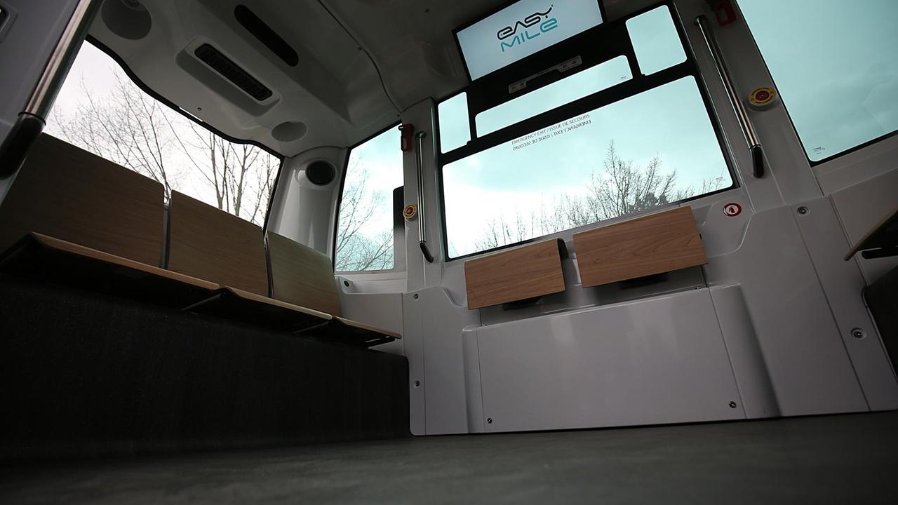Der Innenraum eines autonom fahrenden Busses von "easy mile" in Monheim