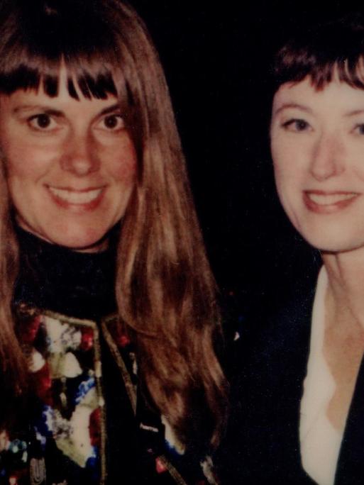 Gundula Schulze Eldowy und Cindy Sherman schauen lächelnd in die Kamera.