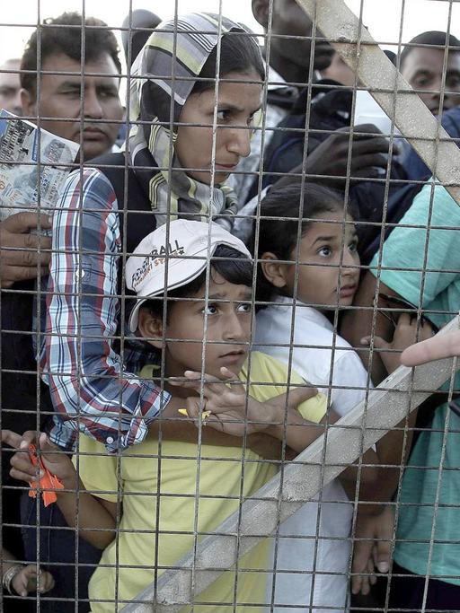 Flüchtlinge warten auf der Insel Kos auf ein Schiff nach Piräus