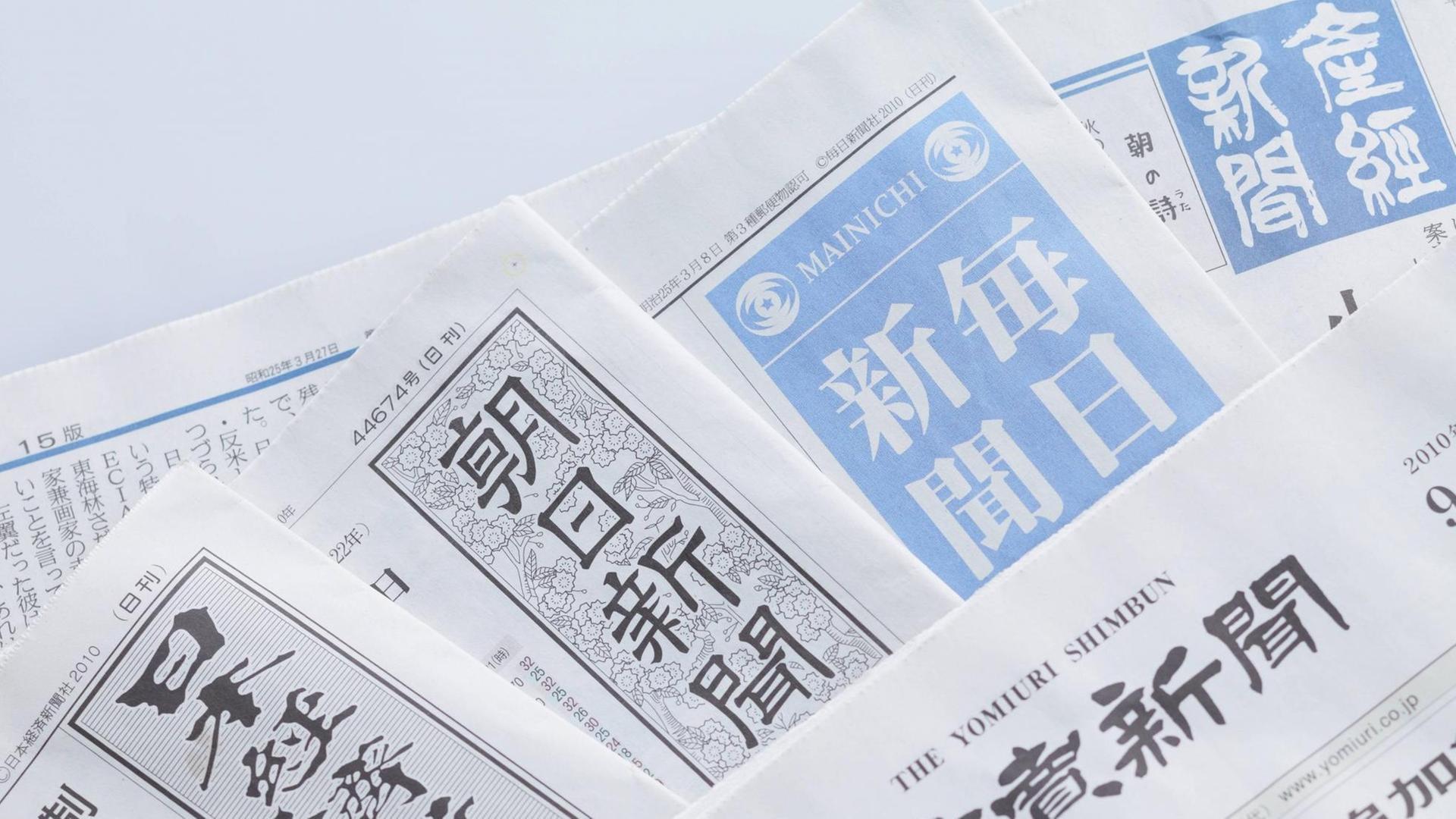 Die Cover der fünf großen japanischen Zeitungen Yomiuri, Asahi, Mainichi, Nihon Keizai und Sankei, alle mit Sitz in Tokio.
