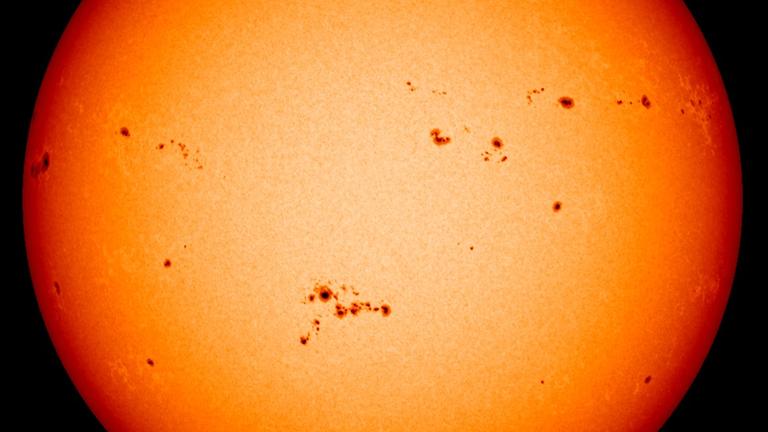 20170507b: Die Sonne mit vielen Flecken, entdeckt unter anderem von David und Johann Fabricius (NASA/ESA)
