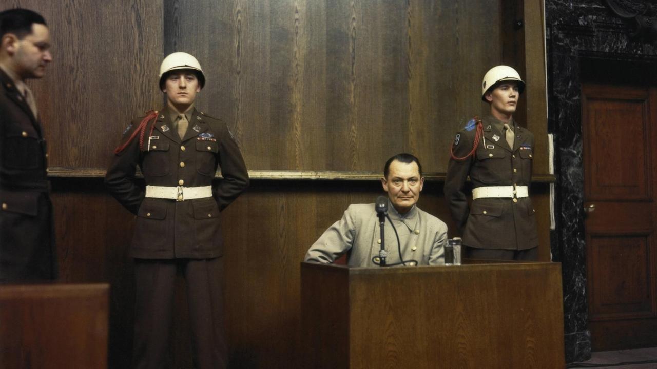 Angeklagter Hermann Göring am 20.11.1945 im Zeugenstand während des Nürnberger Kriegsverbrecher Prozesses.
