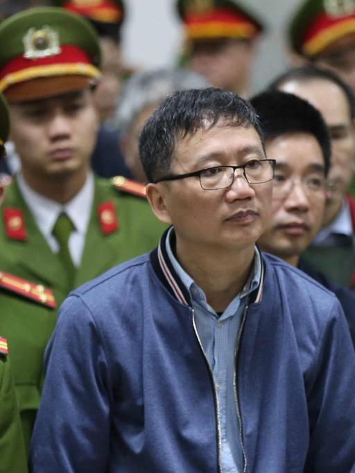 Trinh Xuan Thanh (Mitte), ein früherer Ölmanager, der aus Deutschland entführt worden war, steht in Hanoi/Vietnam am 8. Januar 2018 vor Gericht.