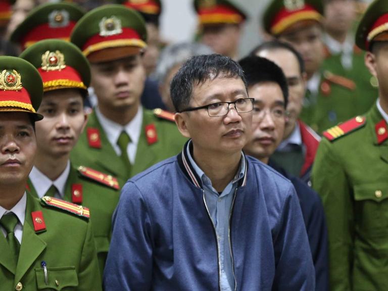 Trinh Xuan Thanh (Mitte), ein früherer Ölmanager, der aus Deutschland entführt worden war, steht in Hanoi/Vietnam am 8. Januar 2018 vor Gericht.