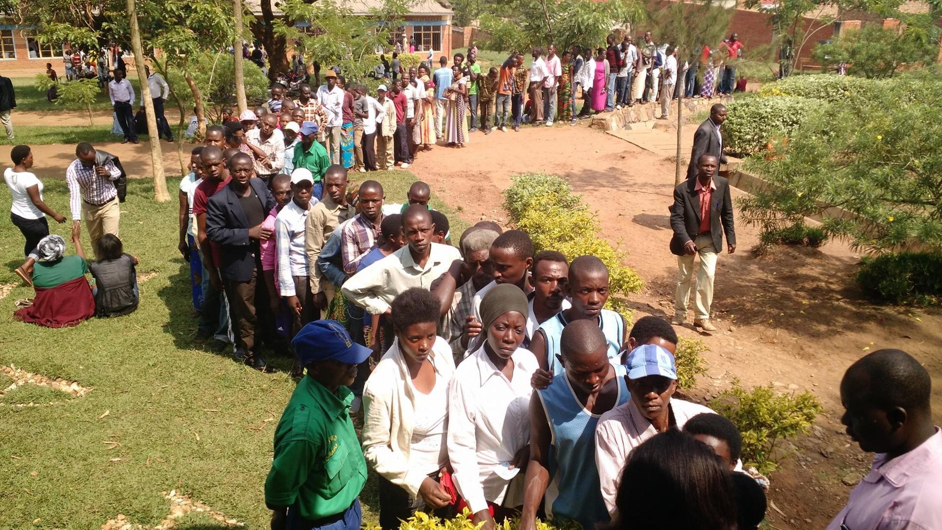 Wähler stehen Schlange vor einem Wahlbüro, um ihre Stimme abzugeben.