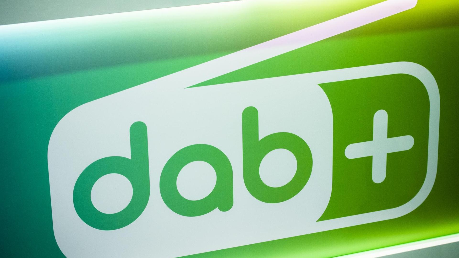 18.01.2019, Belgien, Brüssel: Logo von DAB+ auf einer Preesekonferenz von WorldDAB, Digital Radio Vlaanderen uand maRadio.be