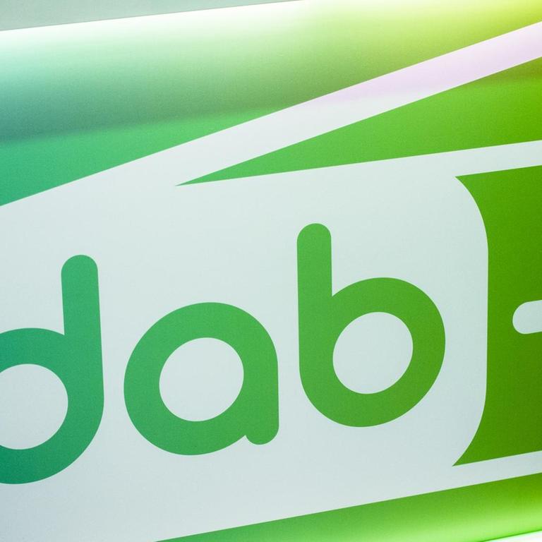 18.01.2019, Belgien, Brüssel: Logo von DAB+ auf einer Preesekonferenz von WorldDAB, Digital Radio Vlaanderen uand maRadio.be
