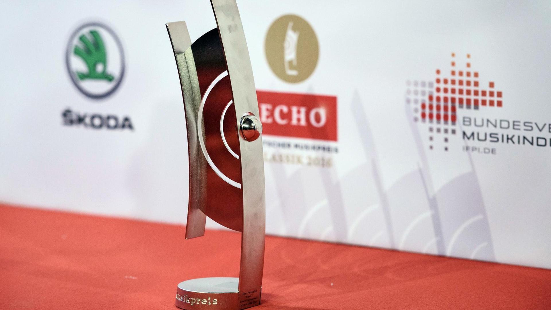 Ein Echo-Preis steht am 09.10.2016 in Berlin während der Preisverleihung Echo Klassik 2016 vor einer Logo-Wand.