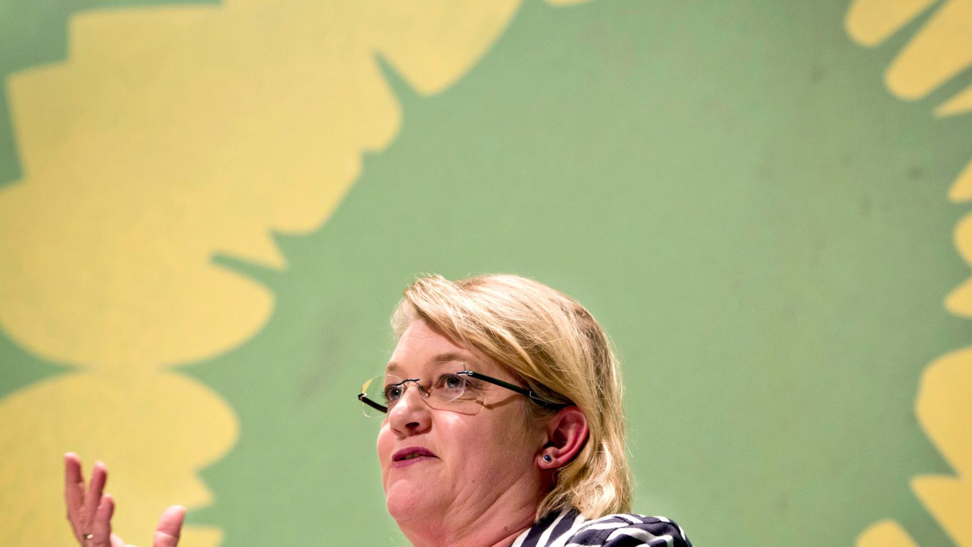 Die Grünen-Politikerin Kordula Schulz-Asche vor dem Sonnenblumen-Logo ihrer Partei