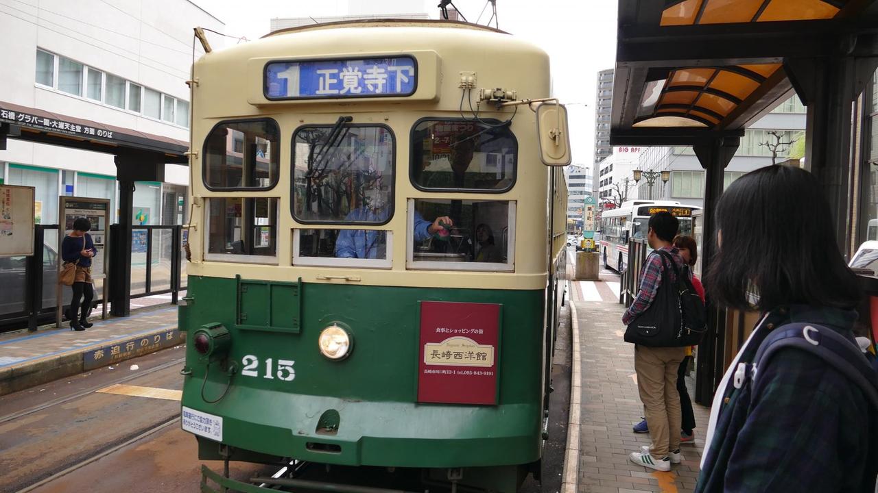 In den Straßenbahnen in Nagasaki sind die Ansagen auch auf Englisch, Chinesisch und Koreanisch. Ein Waggon hält gerade.